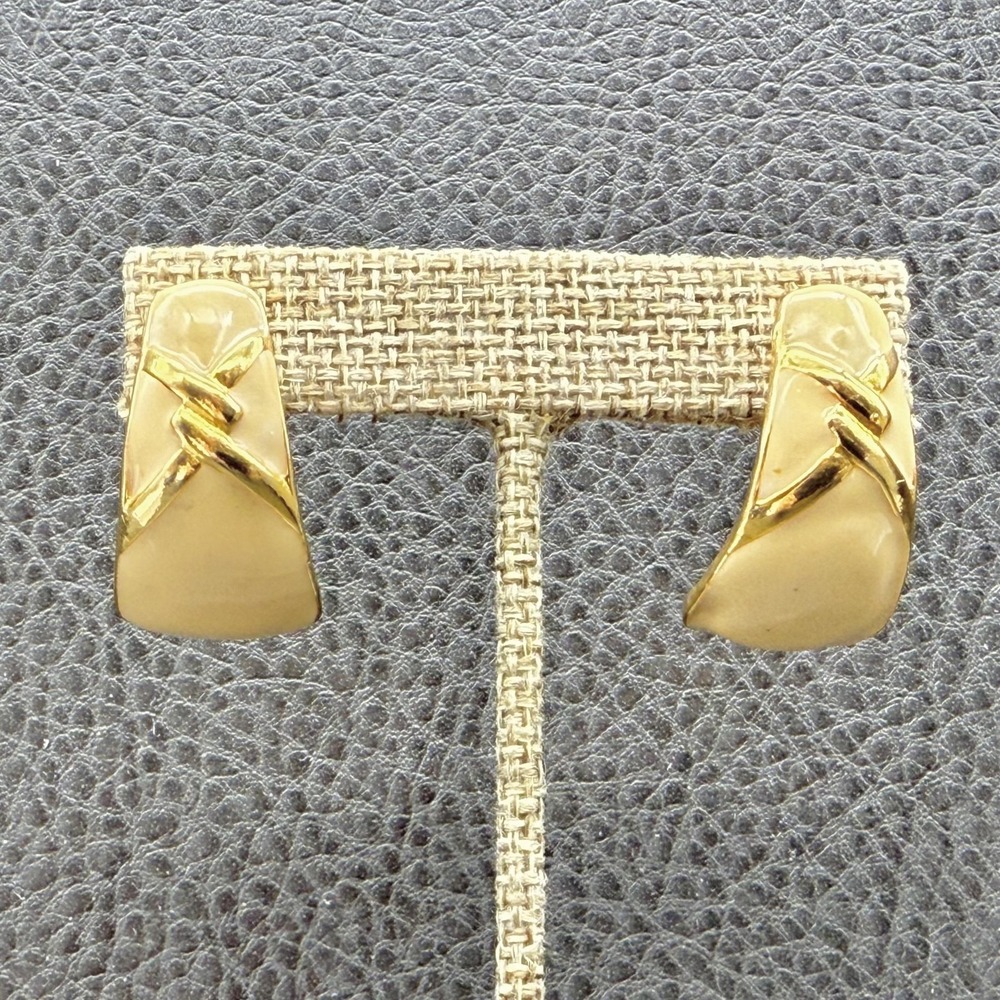 Vintage Gold Tone Enamel Earrings Retro Preppy Classic Statement Jewelry‎ 1.25"